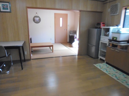 和歌山県新宮市熊野川市椋井　住宅 リビングから和室を望む