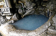 湯の峰温泉　天然の岩風呂